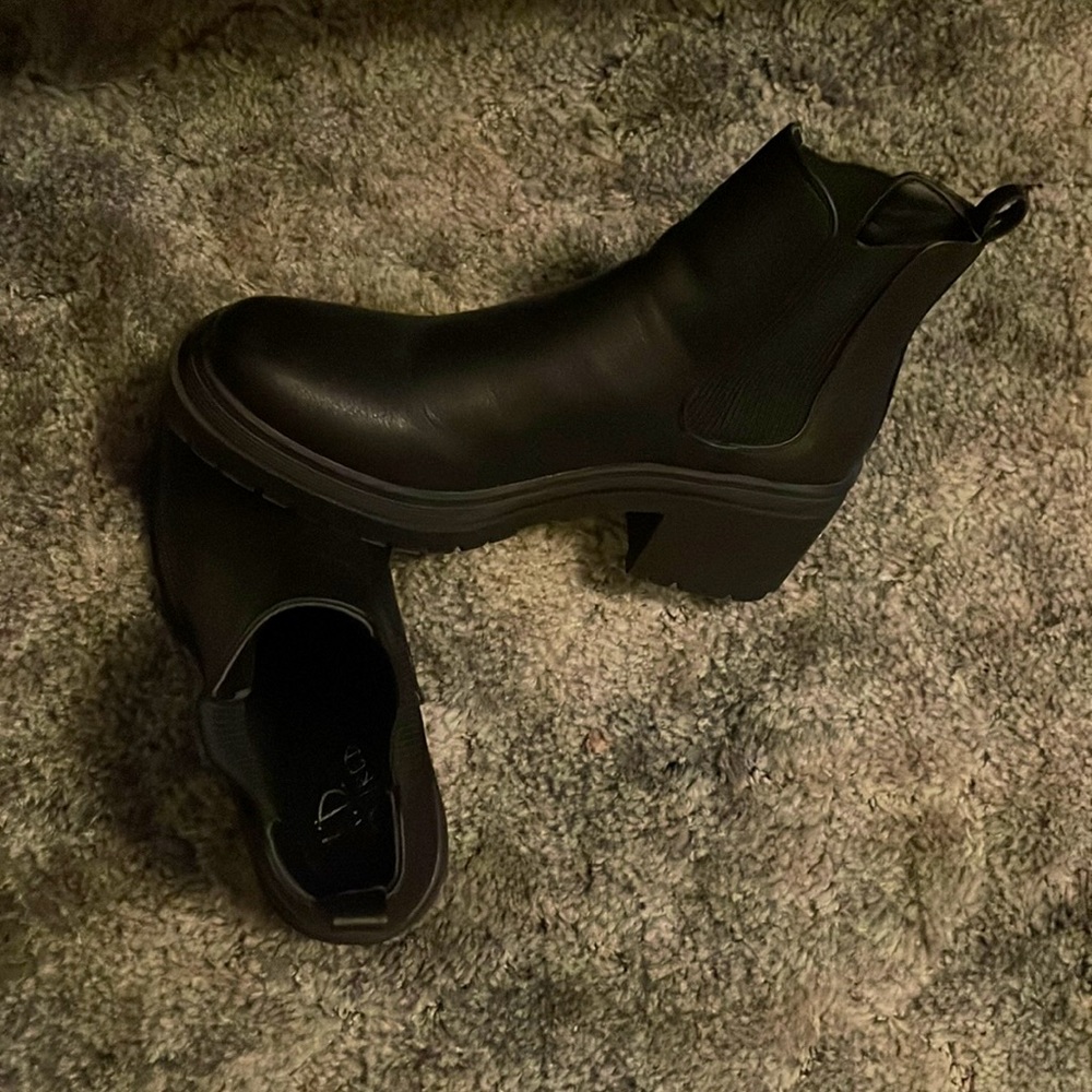 Size 9 woman’s black boot